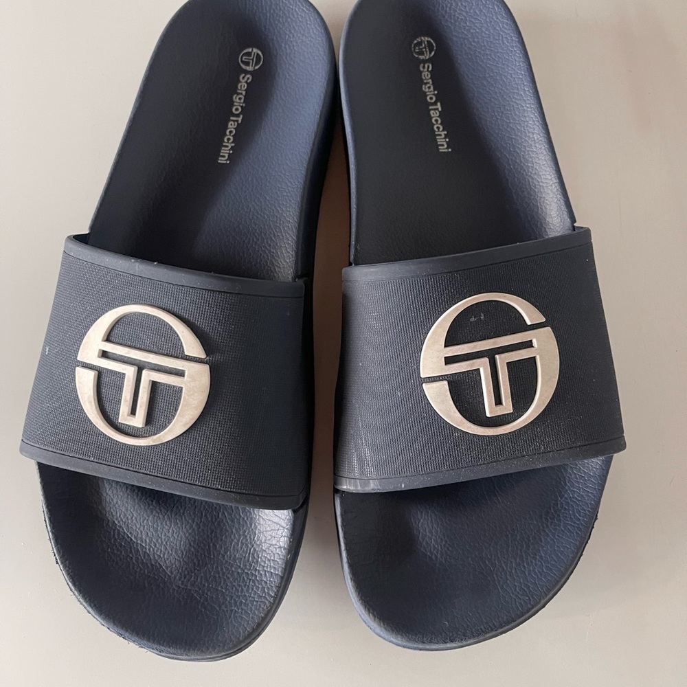 Sergio Tacchini Triods Slides are rubber w/ monogram logo with contoured footbed